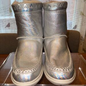 Manitobah Mukluks (size 9)